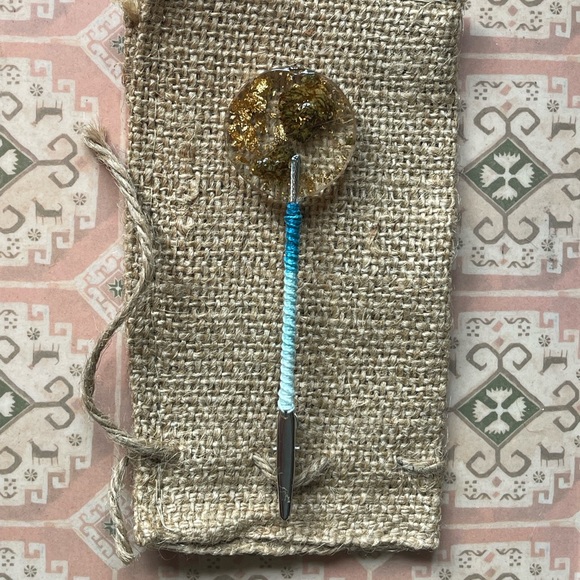 Handmade botanical resin art clip with macrame covered post - round gold bud 1B - Picture 2 of 9